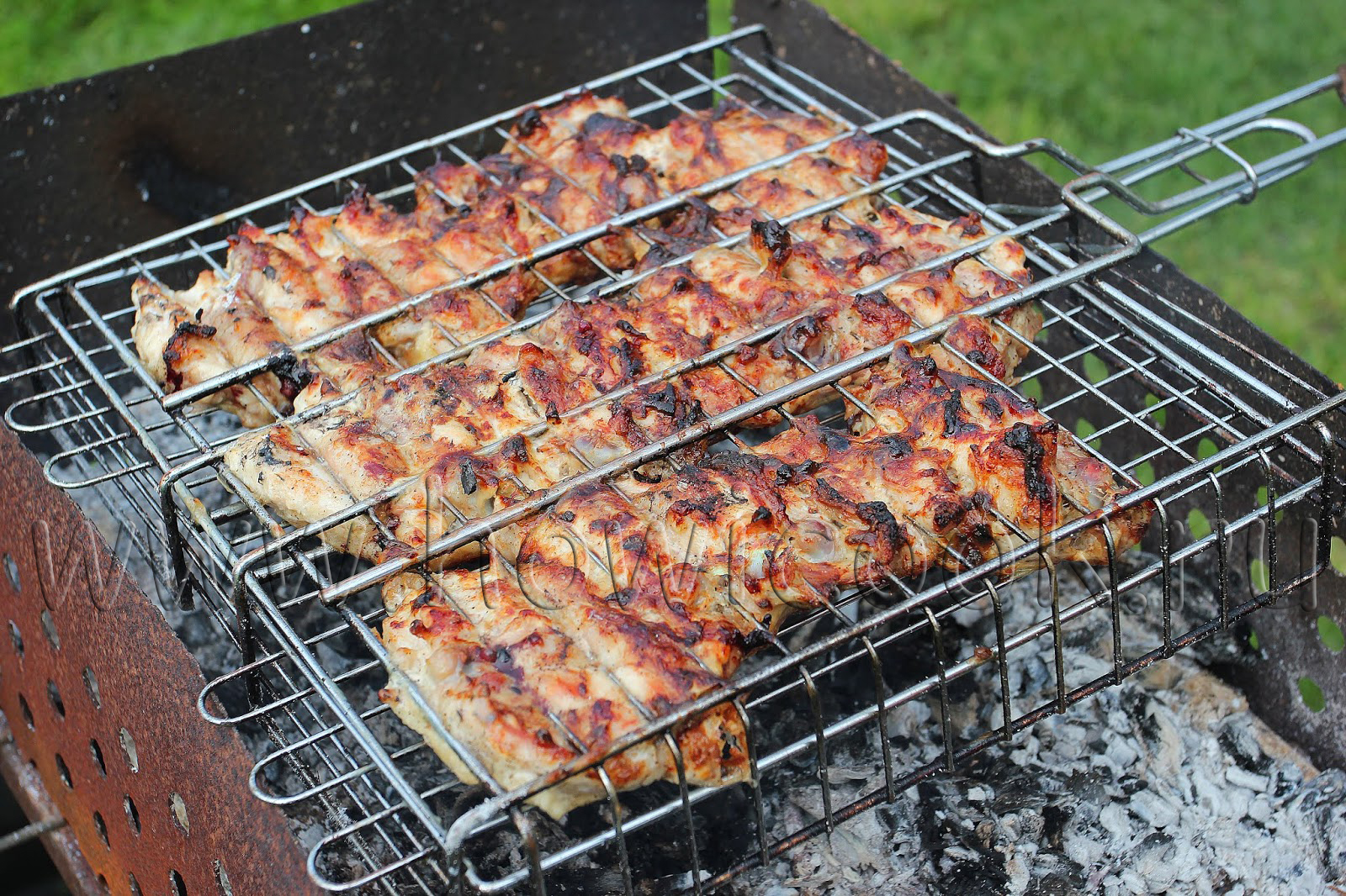 Куриный шашлык на решетке мангале